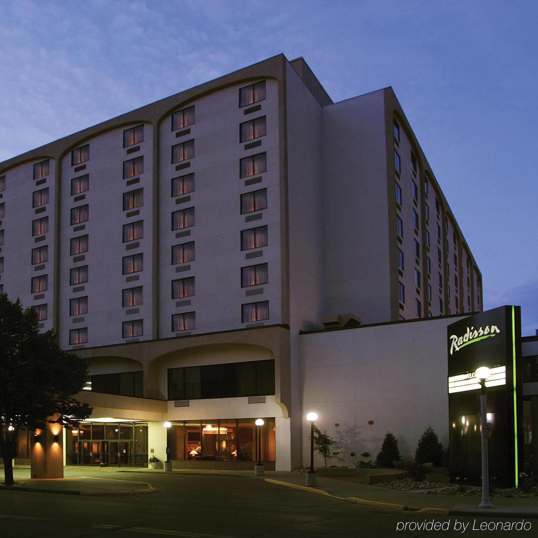 Radisson Hotel Бісмарк Екстер'єр фото